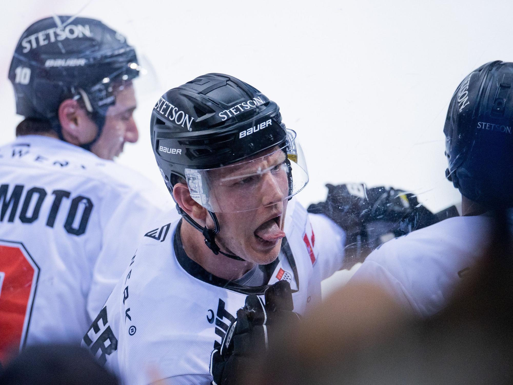 Düsseldorfer EG - Kölner Haie: Der Kölner Alexander Oblinger streckt Düsseldorfer Zuschauern seine Zunge nach dem 3:3-Ausgleich heraus.