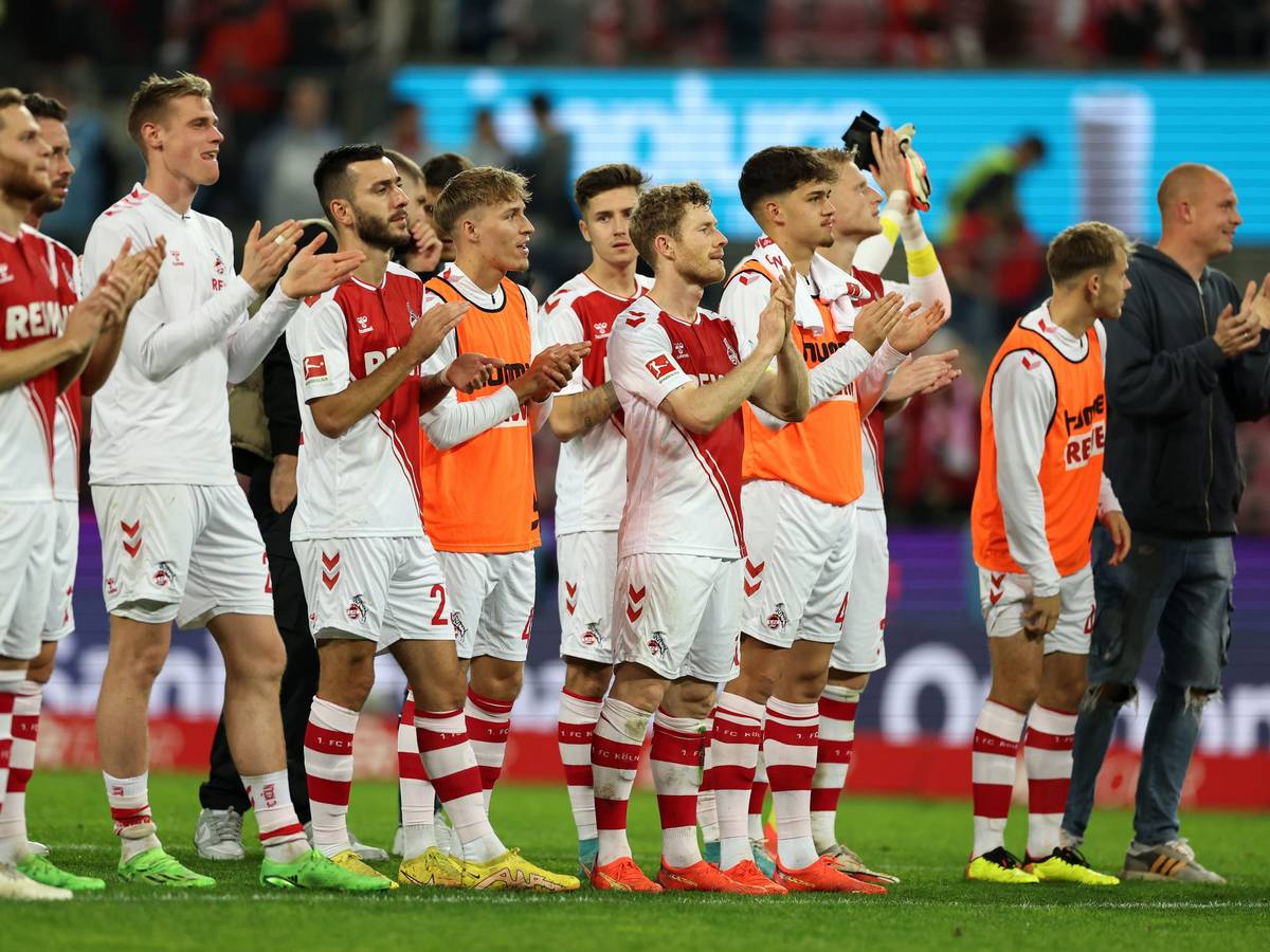 Der 1. FC Köln feierte das 1:1 gegen die TSG Hoffenheim am Sonntag (30. Oktober 2022) mit seinen Fans.