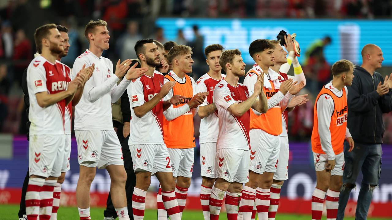 Der 1. FC Köln feierte das 1:1 gegen die TSG Hoffenheim am Sonntag (30. Oktober 2022) mit seinen Fans.
