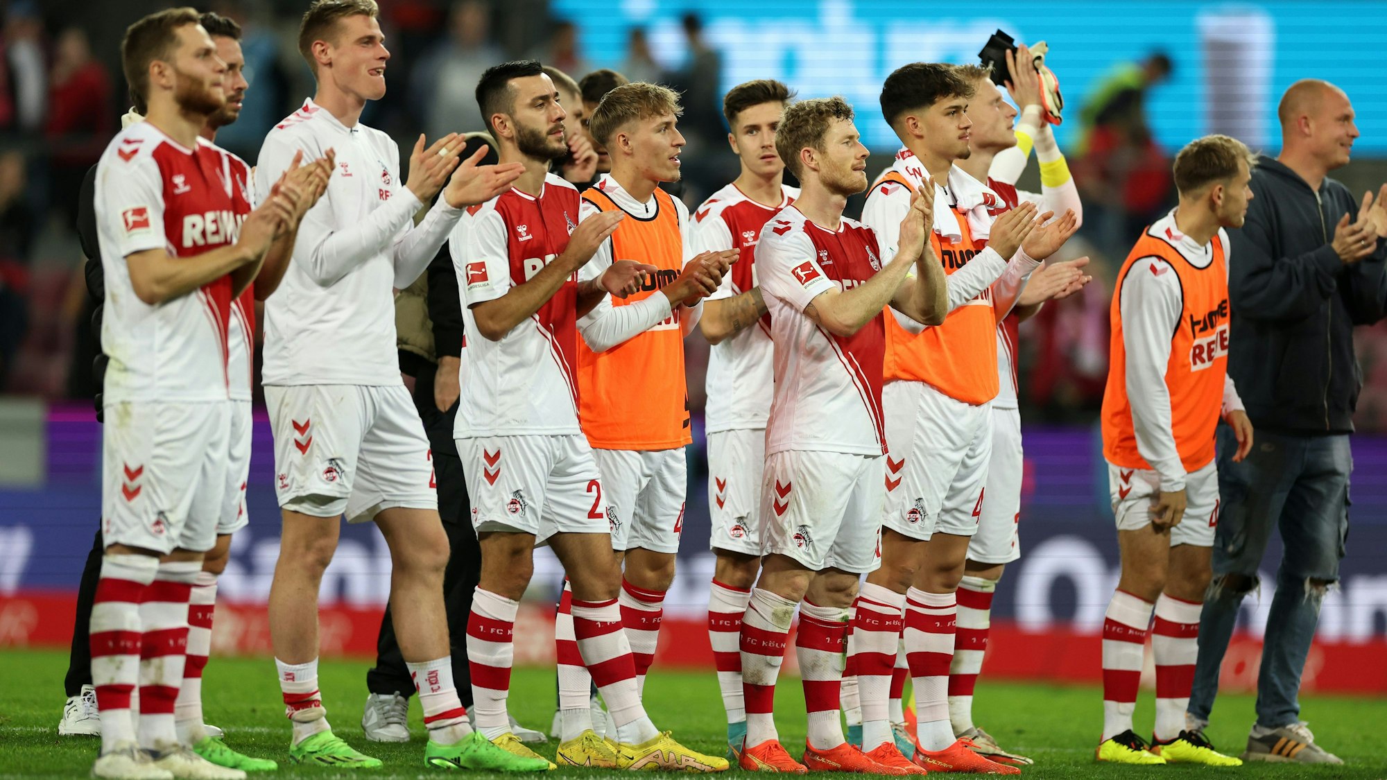 Der 1. FC Köln feierte das 1:1 gegen die TSG Hoffenheim am Sonntag (30. Oktober 2022) mit seinen Fans.