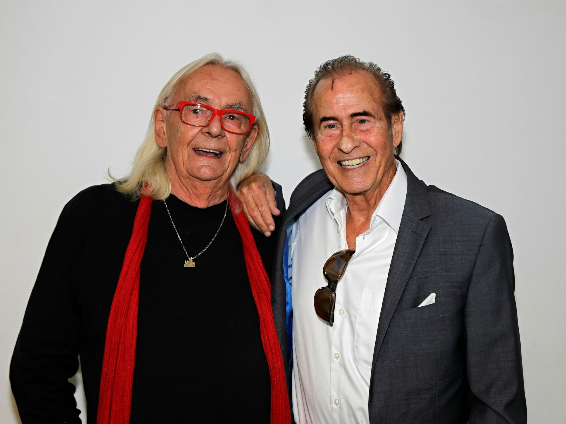Hans Heiliger und Michael Holm haben sich im Arm und lächeln in die Kamera.