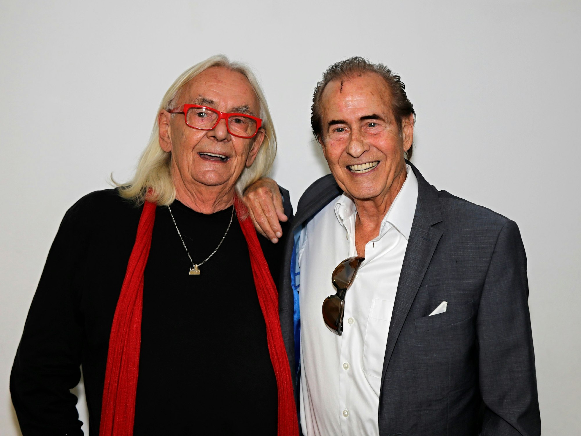 Hans Heiliger und Michael Holm haben sich im Arm und lächeln in die Kamera.