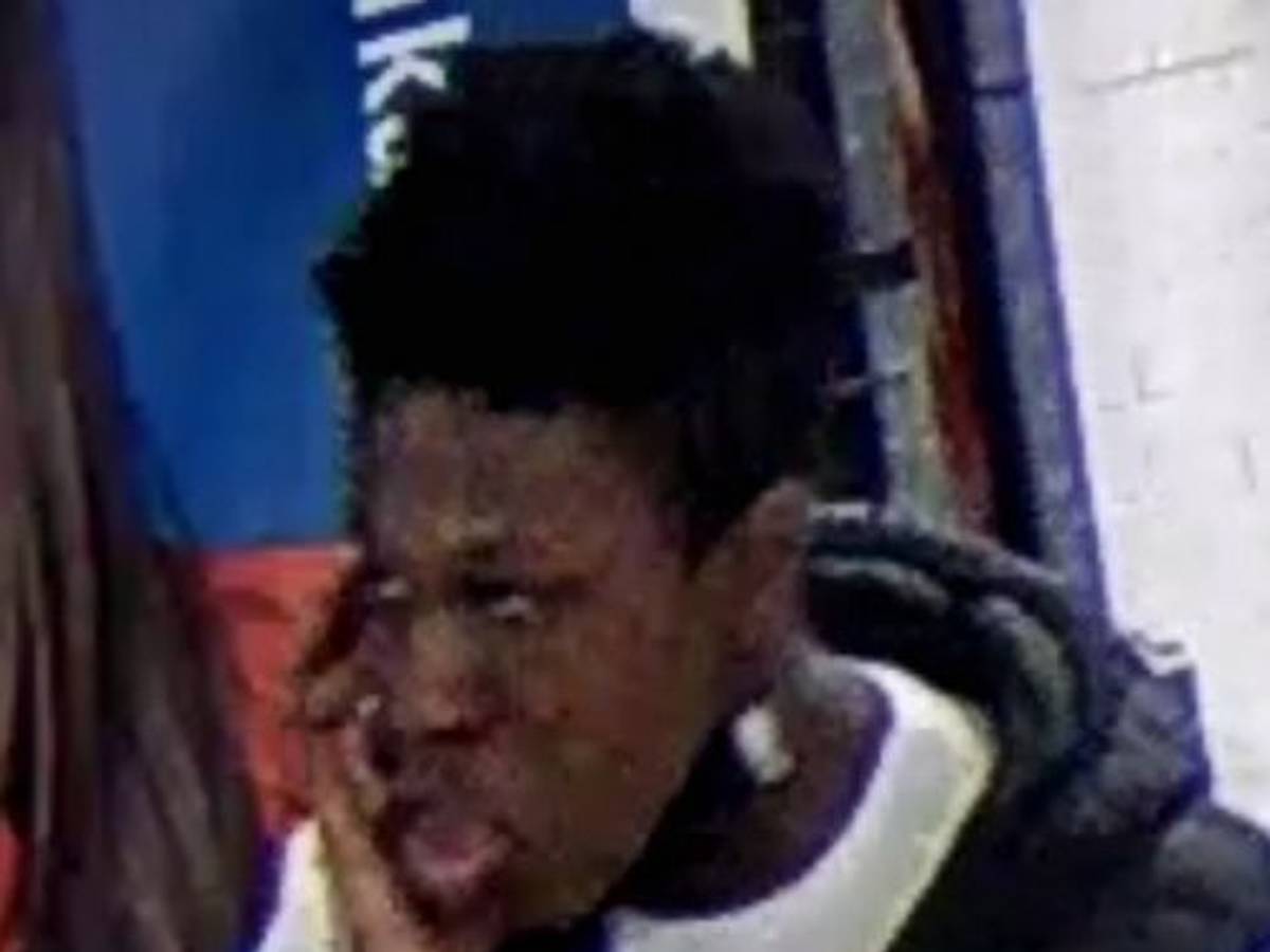 Ein unbekannter Mann soll in Essen eine Frau mit Regenbogen-Fahne geschlagen haben.