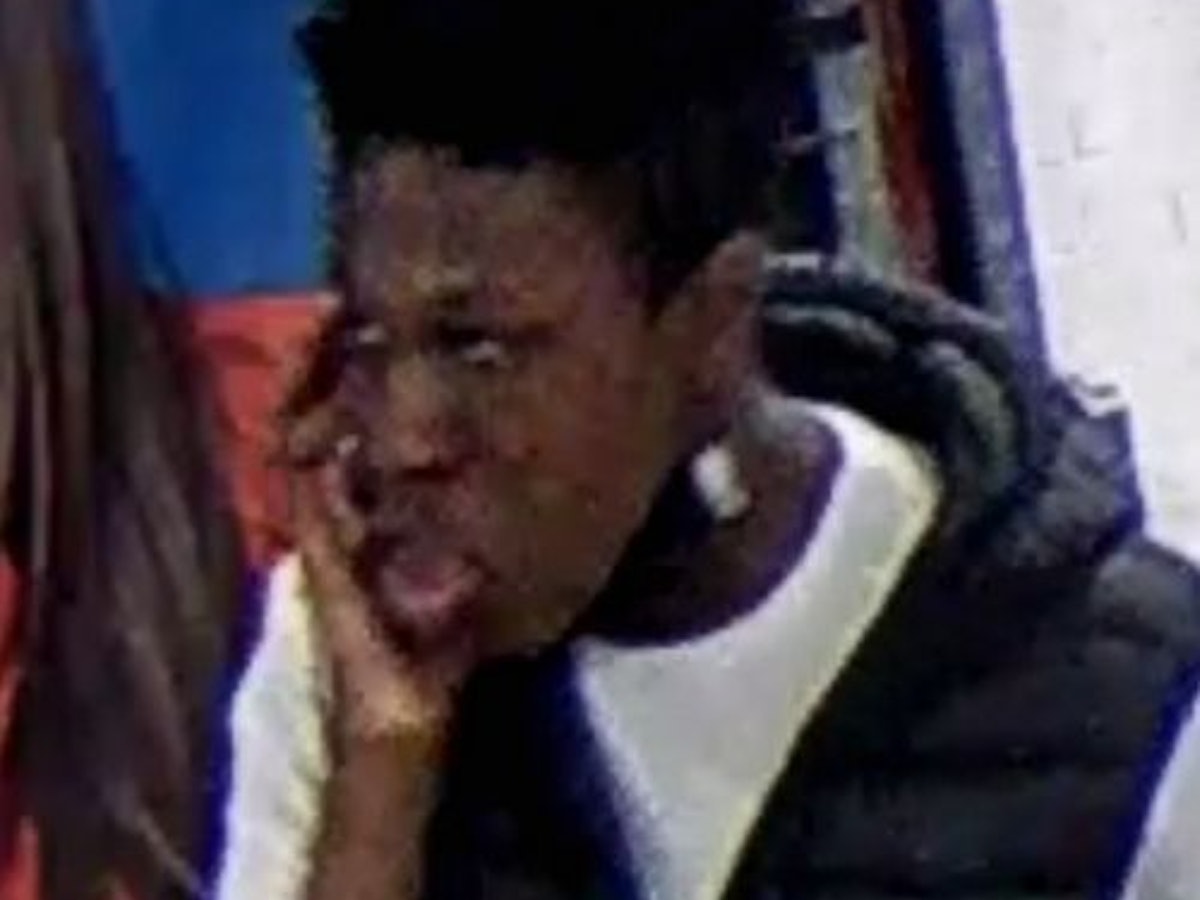 Ein unbekannter Mann soll in Essen eine Frau mit Regenbogen-Fahne geschlagen haben.