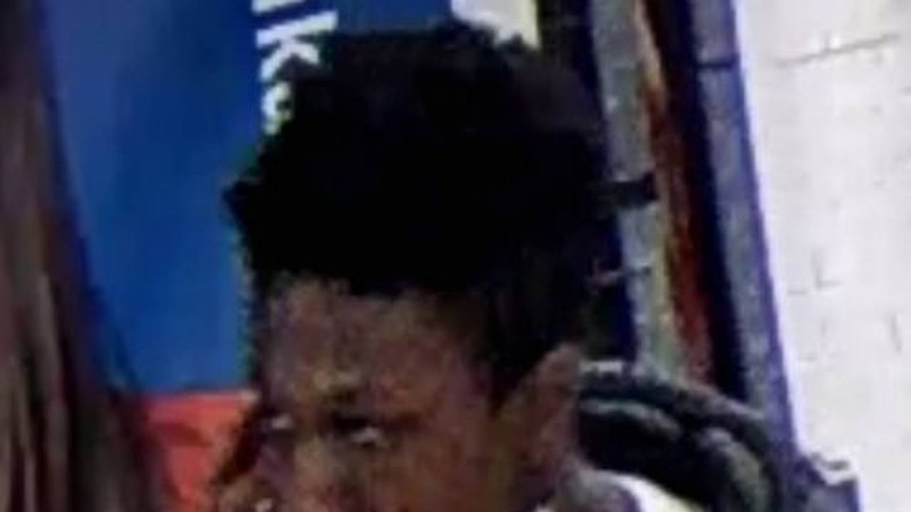 Ein unbekannter Mann soll in Essen eine Frau mit Regenbogen-Fahne geschlagen haben.