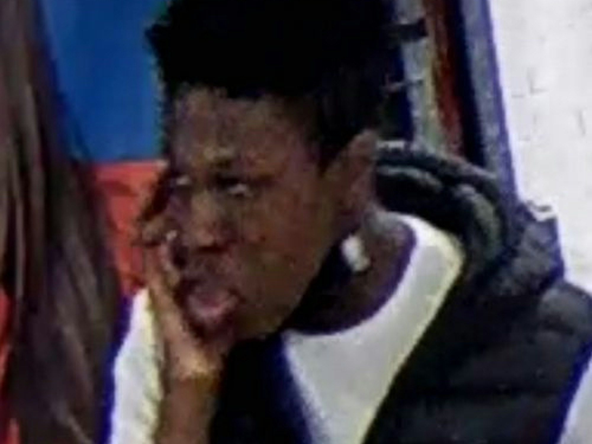 Ein unbekannter Mann soll in Essen eine Frau mit Regenbogen-Fahne geschlagen haben.