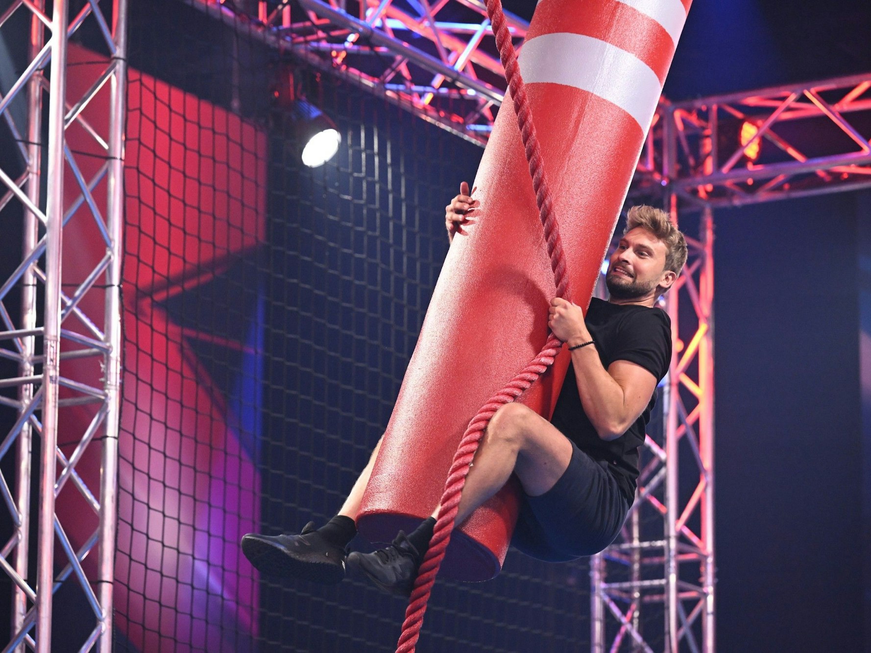 Bachelor Dominik Stuckmann im Parcours bei „Ninja Warrior Germany – Promi-Special“ am 30. Oktober 2022.