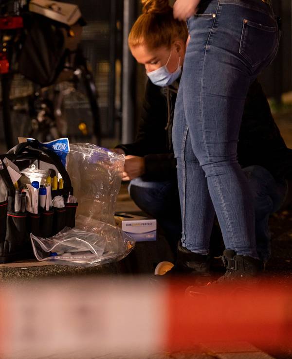 Spurensicherung der Polizei am Tatort im Außenbereich eines Fast-Food-Restaurants. Hier sind durch Schüsse drei Personen verletzt worden.