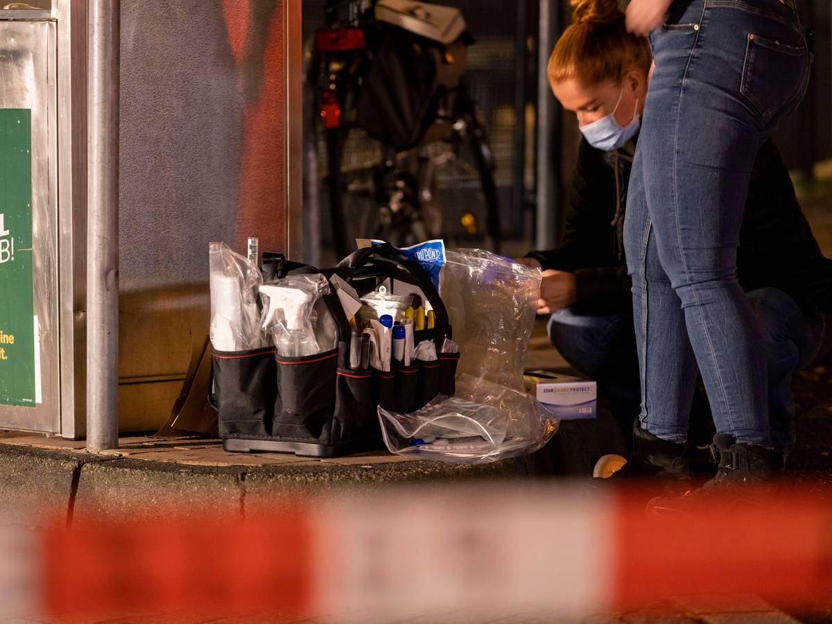 Spurensicherung der Polizei am Tatort im Außenbereich eines Fast-Food-Restaurants. Hier sind durch Schüsse drei Personen verletzt worden.