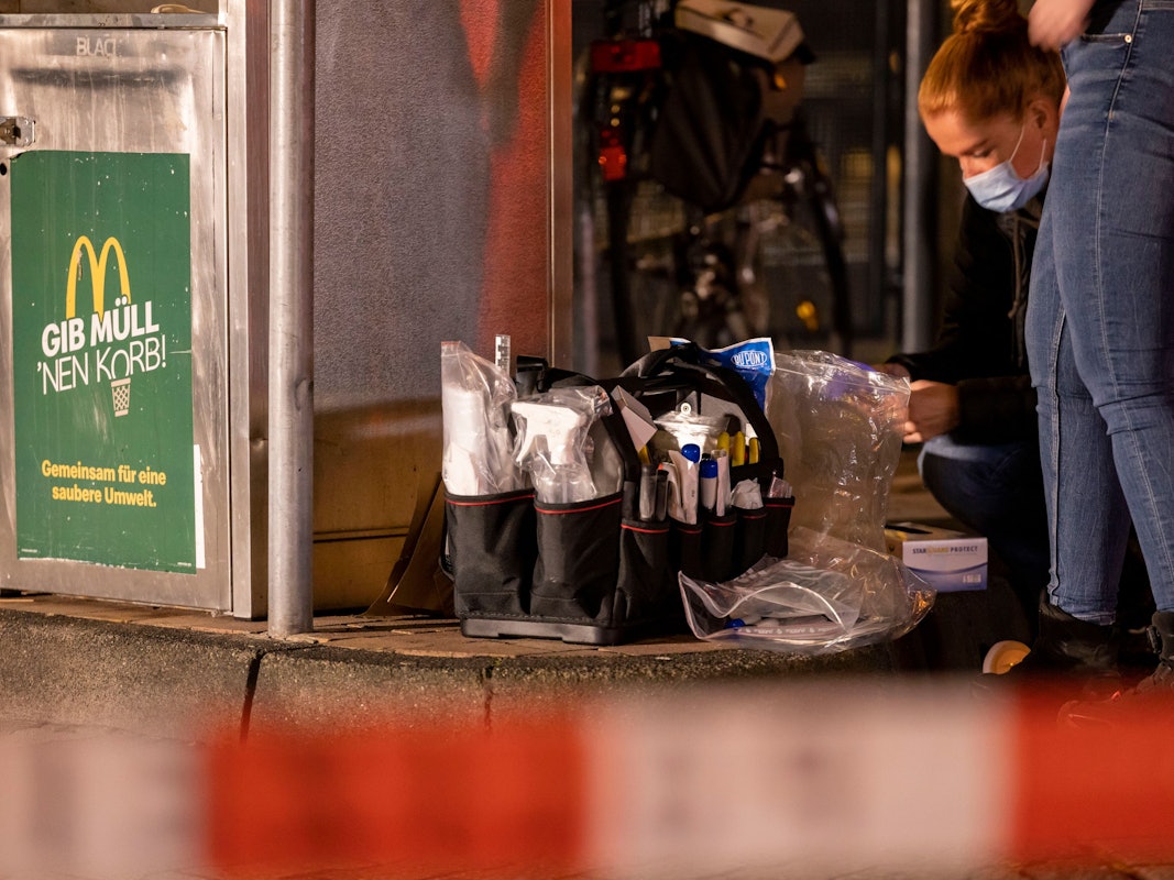 Spurensicherung der Polizei am Tatort im Außenbereich eines Fast-Food-Restaurants. Hier sind durch Schüsse drei Personen verletzt worden.