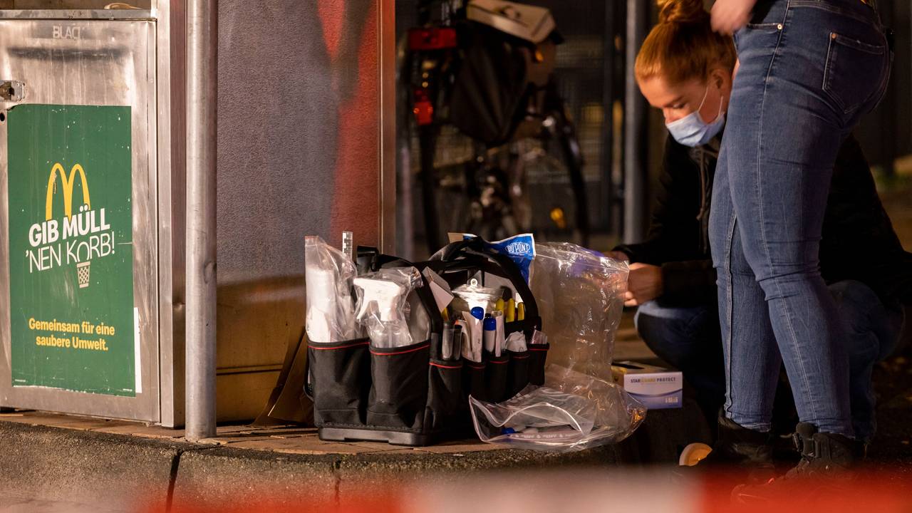 Spurensicherung der Polizei am Tatort im Außenbereich eines Fast-Food-Restaurants. Hier sind durch Schüsse drei Personen verletzt worden.