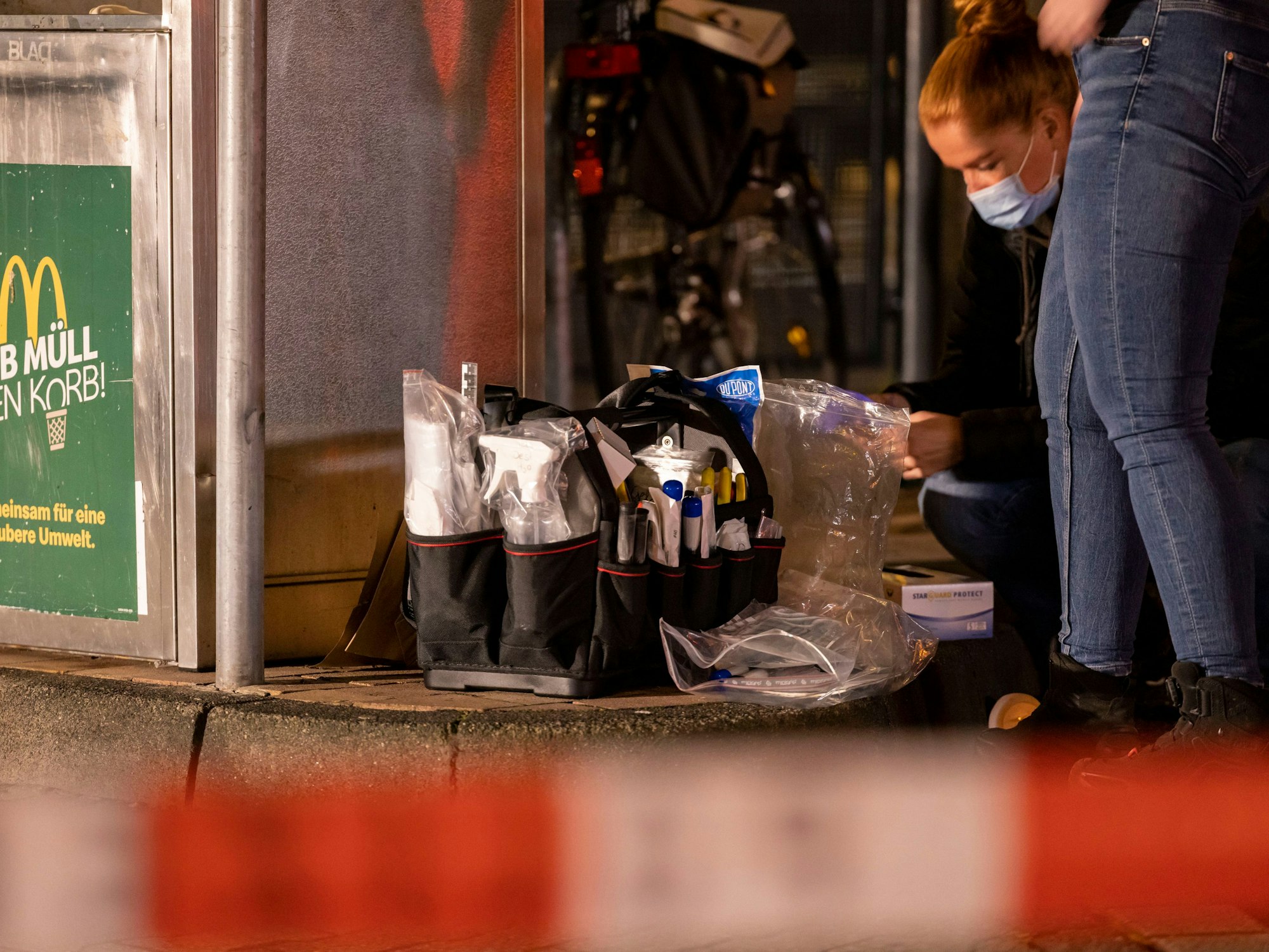 Spurensicherung der Polizei am Tatort im Außenbereich eines Fast-Food-Restaurants. Hier sind durch Schüsse drei Personen verletzt worden.