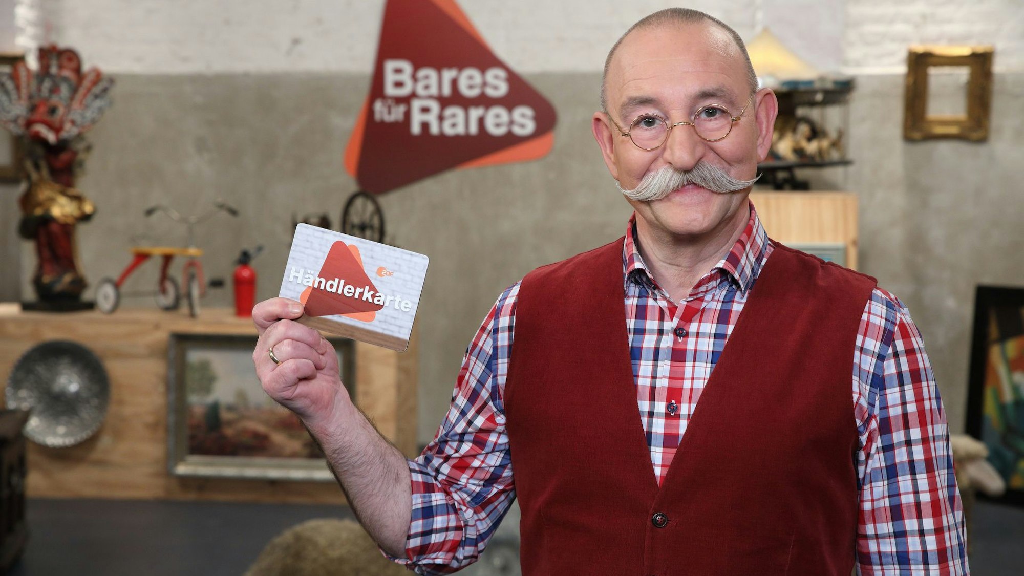 Horst Lichter posiert für die Kamera.