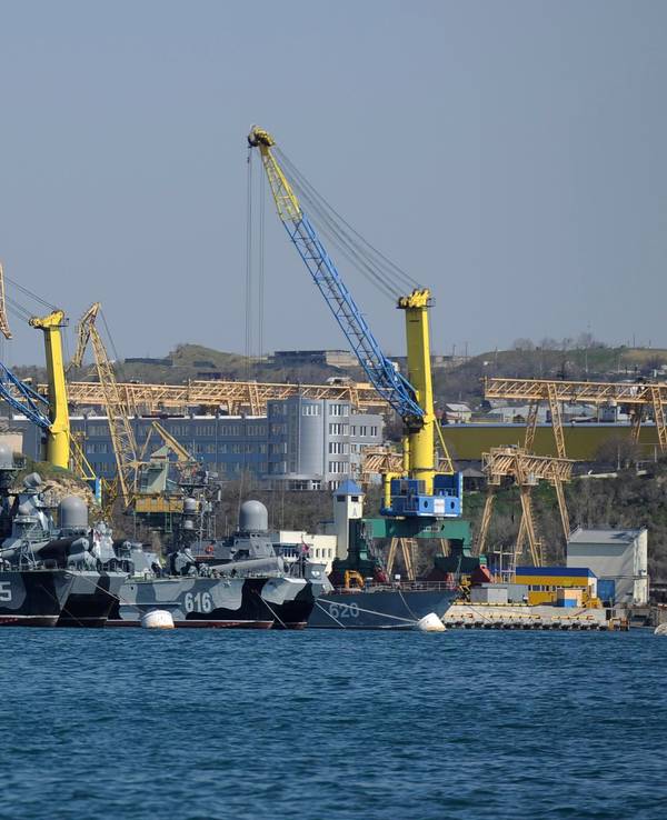 Schiffe der russischen Schwarzmeerflotte liegen am 31. März 2014 in einer der Buchten von Sewastopol. Dort sei bei Drohnenangriffen nach russischen Angaben ein Kriegsschiff der Schwarzmeerflotte getroffen worden. Das Minenräumschiff «Iwan Golubez» und auch Anlagen in einer Bucht seien leicht beschädigt worden, teilte das Verteidigungsministerium in Moskau am Samstag, 29.10.2022 mit.