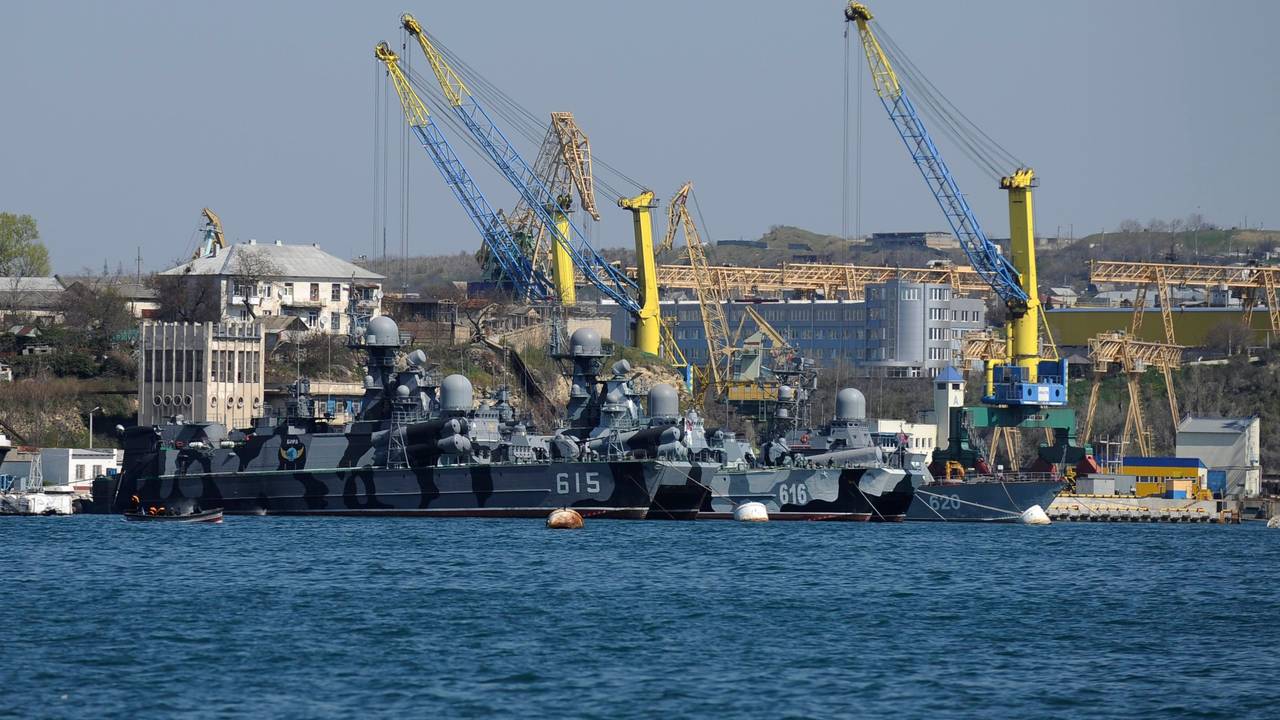 Schiffe der russischen Schwarzmeerflotte liegen am 31. März 2014 in einer der Buchten von Sewastopol. Dort sei bei Drohnenangriffen nach russischen Angaben ein Kriegsschiff der Schwarzmeerflotte getroffen worden. Das Minenräumschiff «Iwan Golubez» und auch Anlagen in einer Bucht seien leicht beschädigt worden, teilte das Verteidigungsministerium in Moskau am Samstag, 29.10.2022 mit.