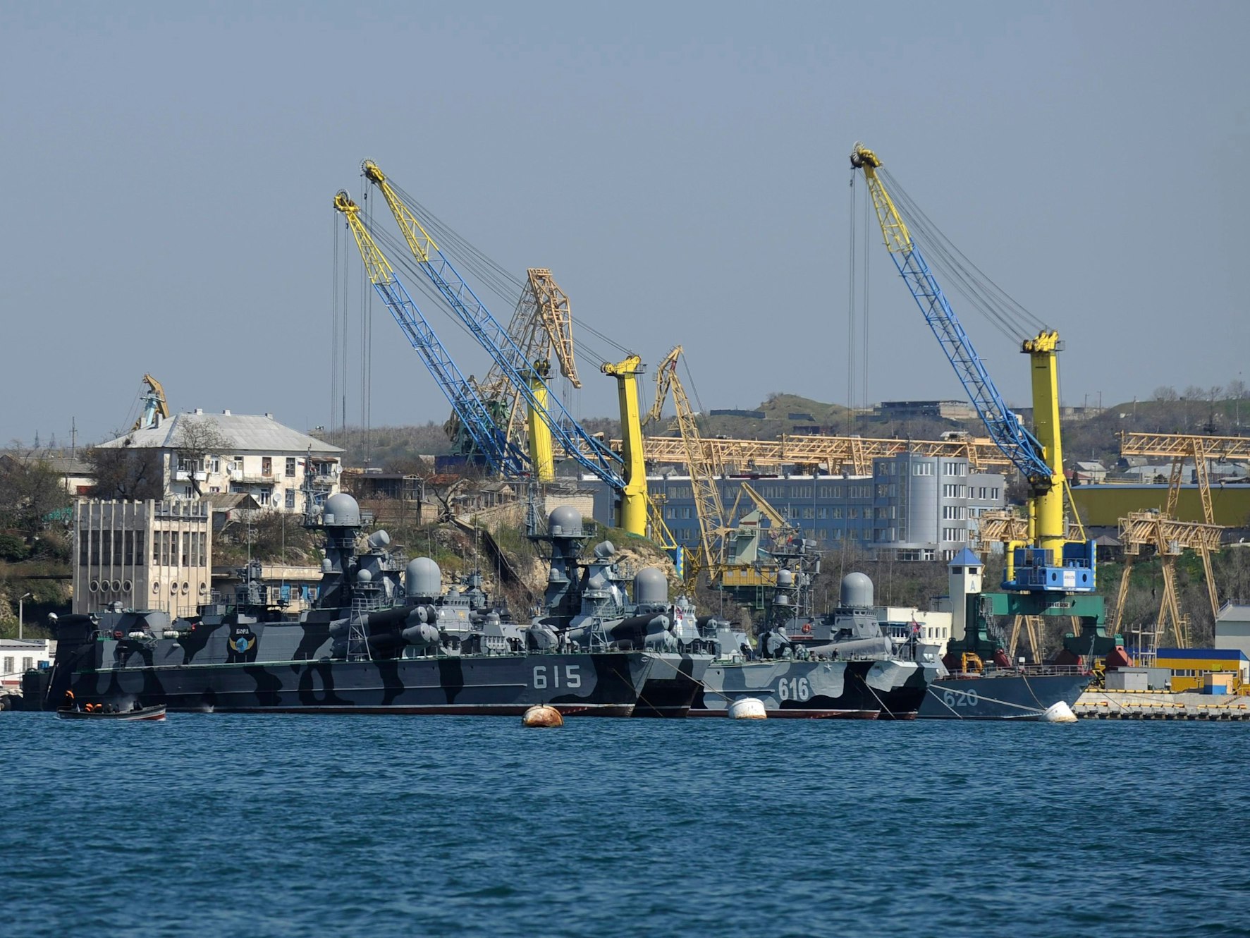 Schiffe der russischen Schwarzmeerflotte liegen am 31. März 2014 in einer der Buchten von Sewastopol. Dort sei bei Drohnenangriffen nach russischen Angaben ein Kriegsschiff der Schwarzmeerflotte getroffen worden. Das Minenräumschiff «Iwan Golubez» und auch Anlagen in einer Bucht seien leicht beschädigt worden, teilte das Verteidigungsministerium in Moskau am Samstag, 29.10.2022 mit.