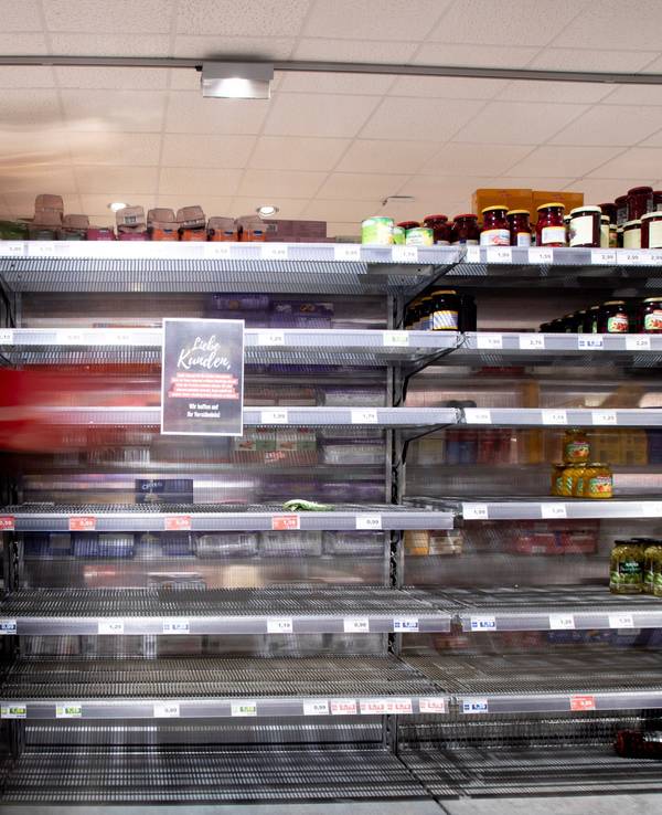 Vor leeren Regalen im Supermarkt (wie hier 2020 im Corona-Lockdown) warnt eine Branche.
