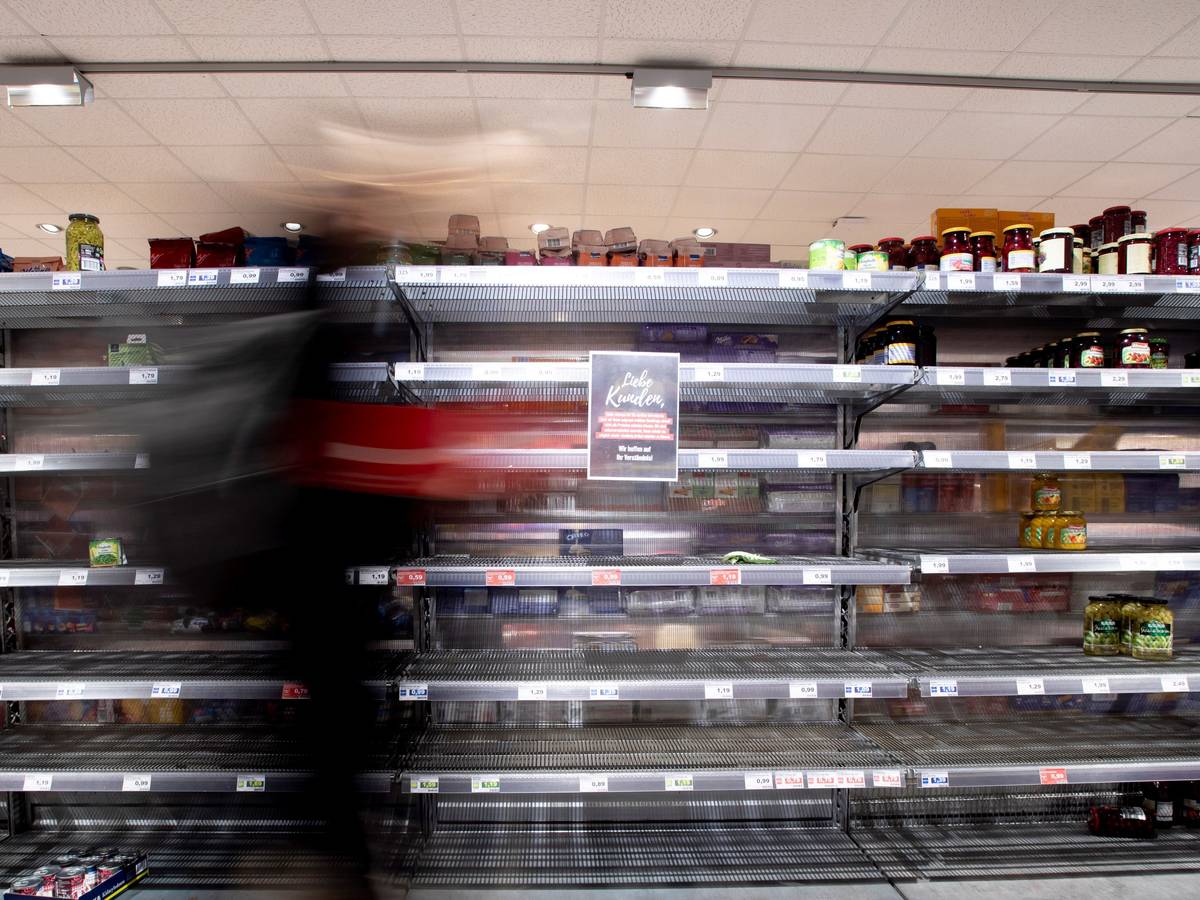Vor leeren Regalen im Supermarkt (wie hier 2020 im Corona-Lockdown) warnt eine Branche.