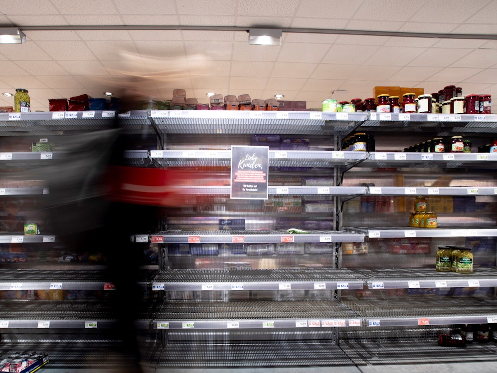 Vor leeren Regalen im Supermarkt (wie hier 2020 im Corona-Lockdown) warnt eine Branche.