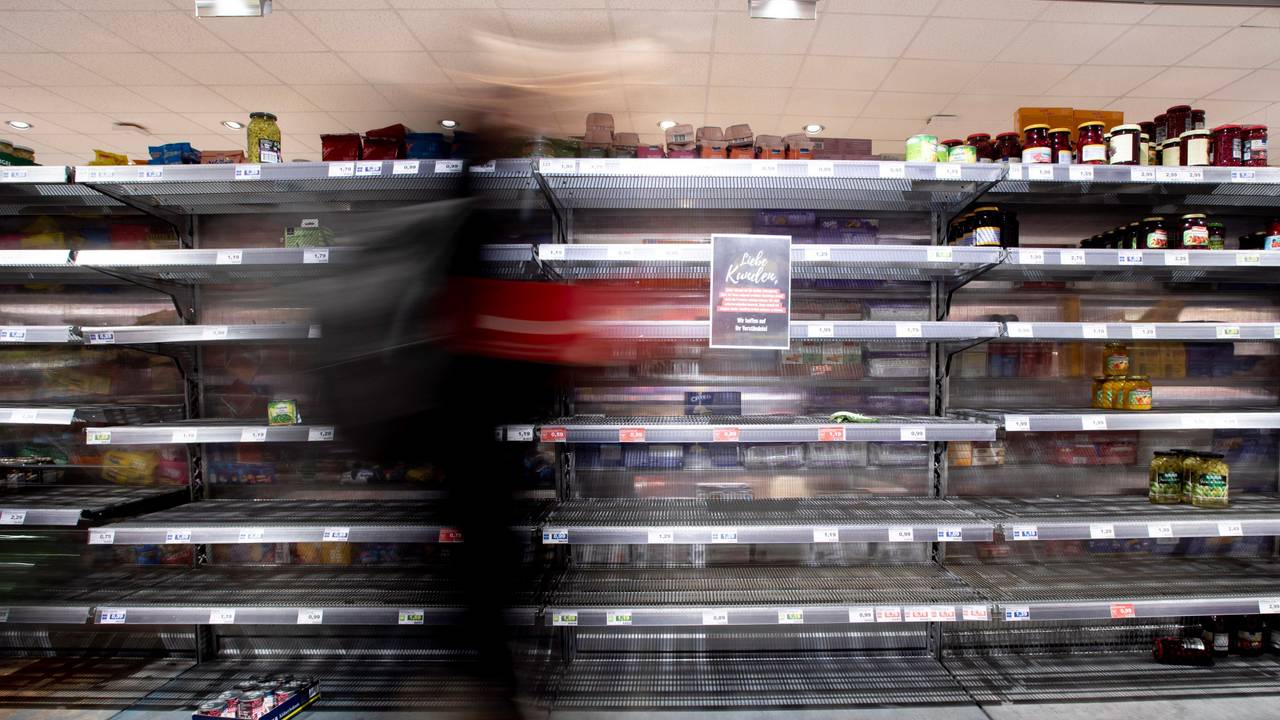 Vor leeren Regalen im Supermarkt (wie hier 2020 im Corona-Lockdown) warnt eine Branche.