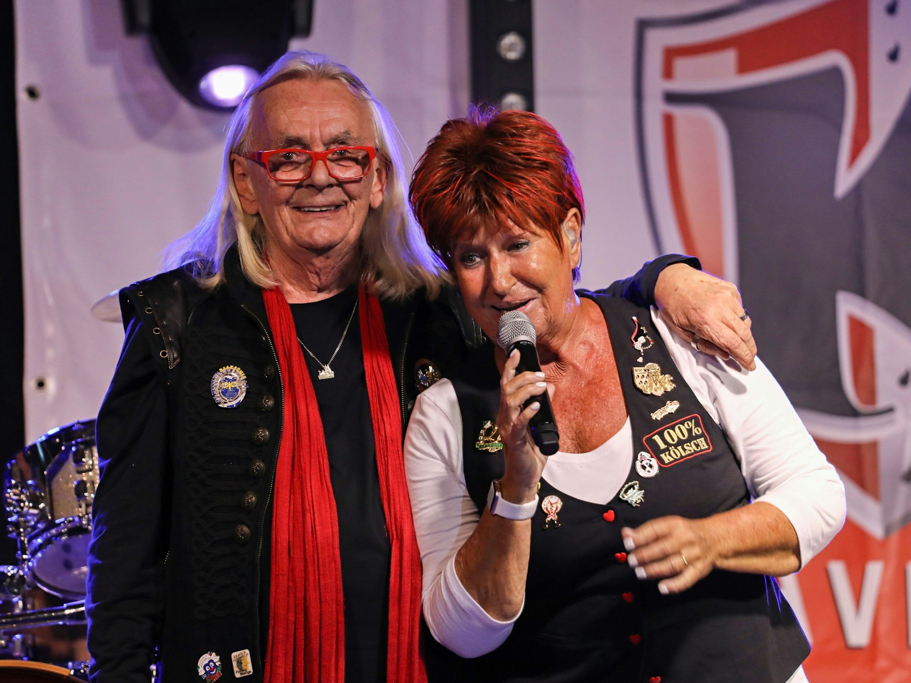 Hans Heiliger und Marita Köllner singen auf der Bühne gemeinsam einen Song.