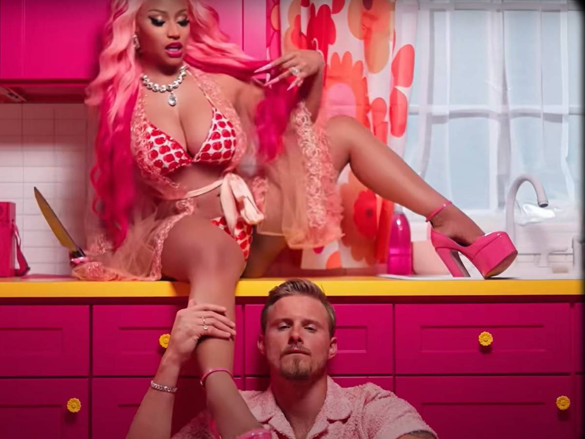 Nicki Minaj und Alexander Ludwig posieren im Video von Super Freaky Girl.