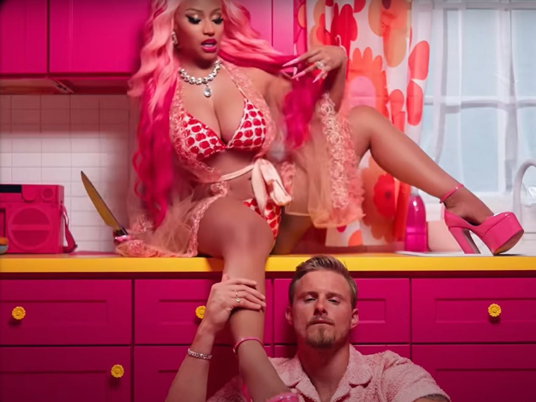Nicki Minaj und Alexander Ludwig posieren im Video von Super Freaky Girl.