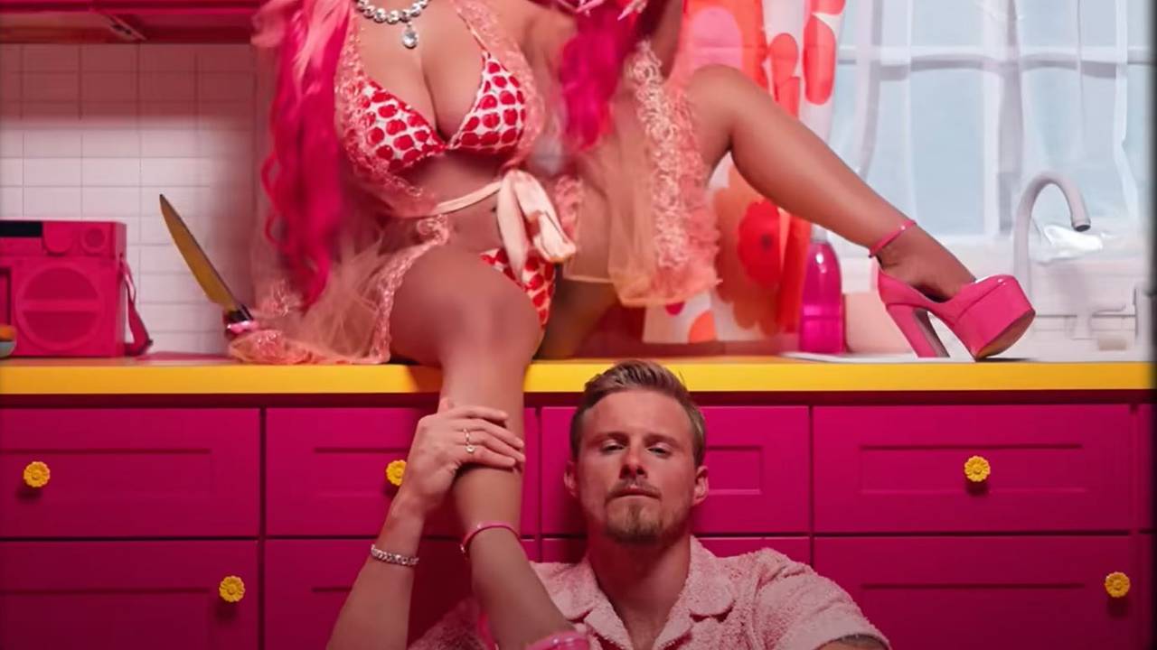Nicki Minaj und Alexander Ludwig posieren im Video von Super Freaky Girl.