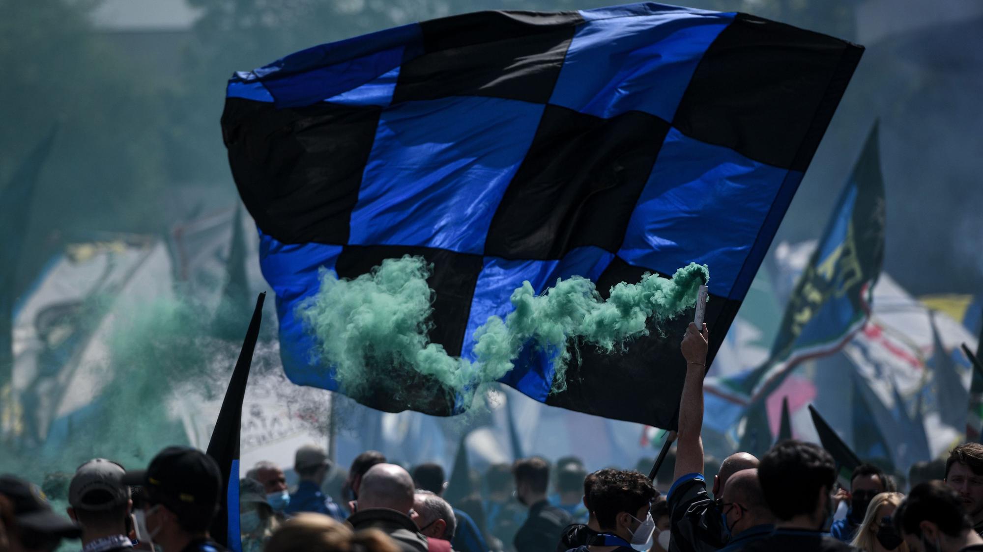 Fans von Inter Mailand feiern vor dem Stadion in Mailand die Meisterschaft. Inter steht bereits als Meister fest, weil der Club nach dem 34. Spieltag rechnerisch nicht mehr vom ersten Platz verdrängt werden konnte.