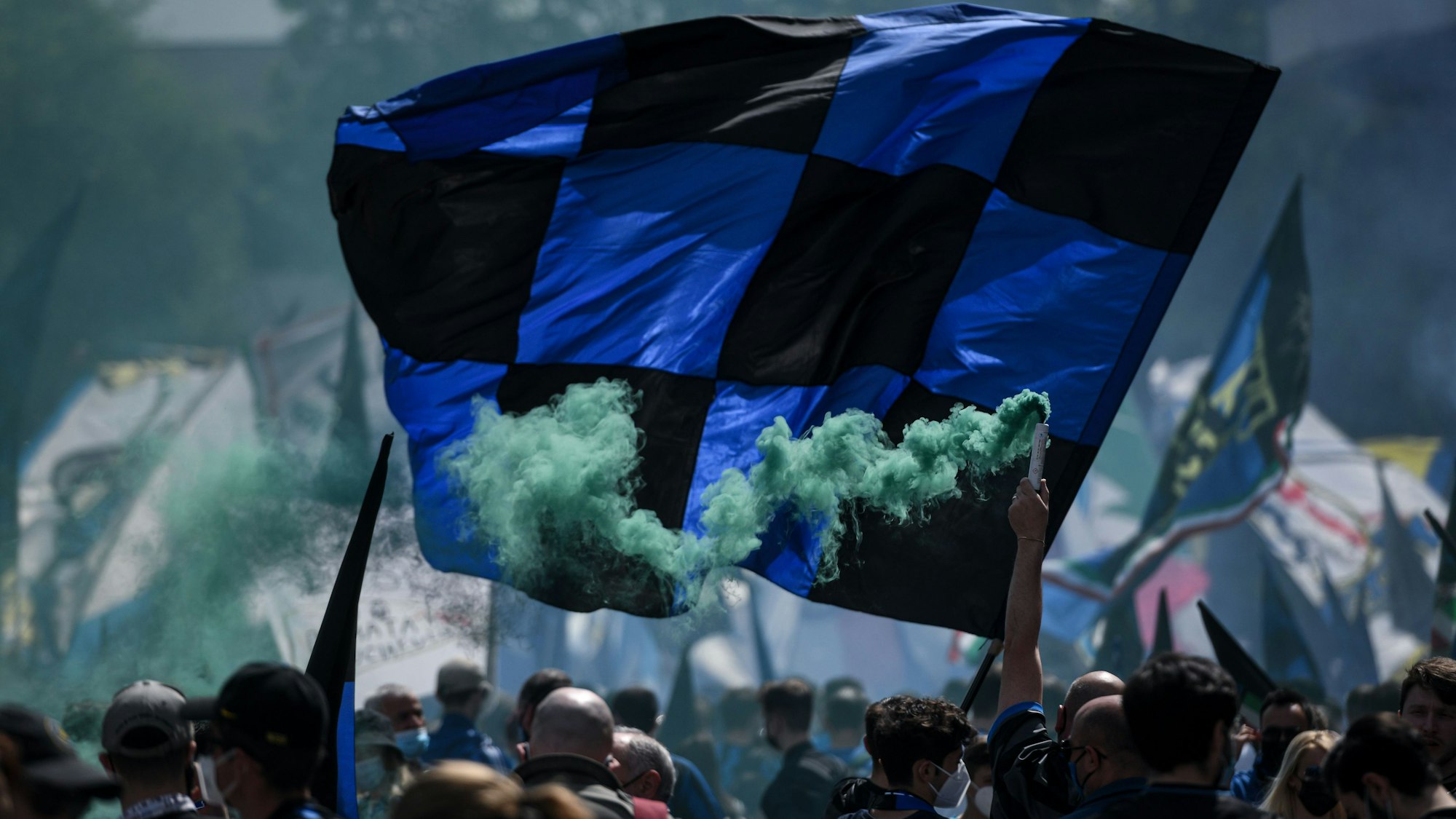 Fans von Inter Mailand feiern vor dem Stadion in Mailand die Meisterschaft. Inter steht bereits als Meister fest, weil der Club nach dem 34. Spieltag rechnerisch nicht mehr vom ersten Platz verdrängt werden konnte.