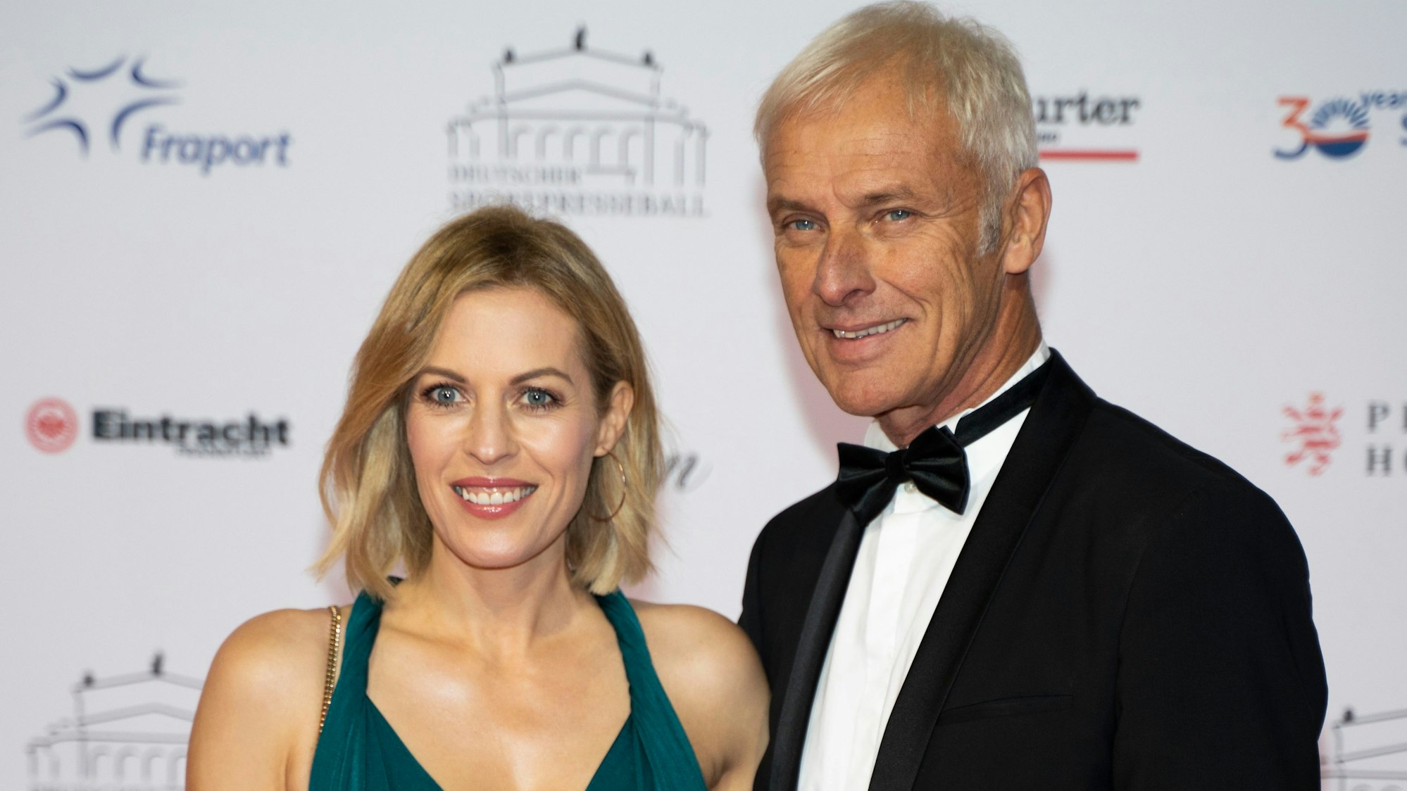 Jule Gölsdorf und Matthias Müller posieren in Abendgarderobe für die Fotografen.