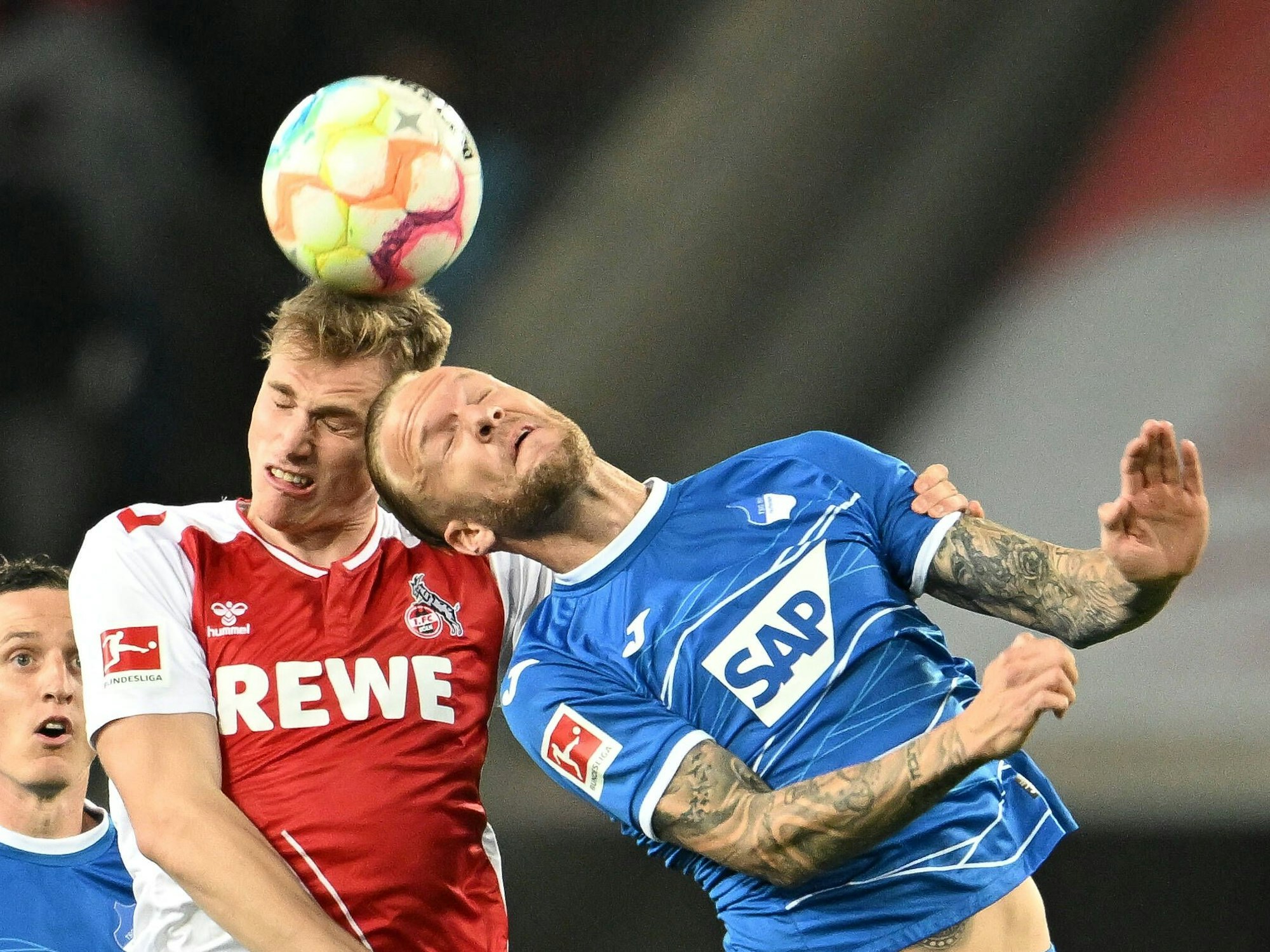 Enges Duell: Steffen Tigges und Kevin Vogt im Zweikampf.