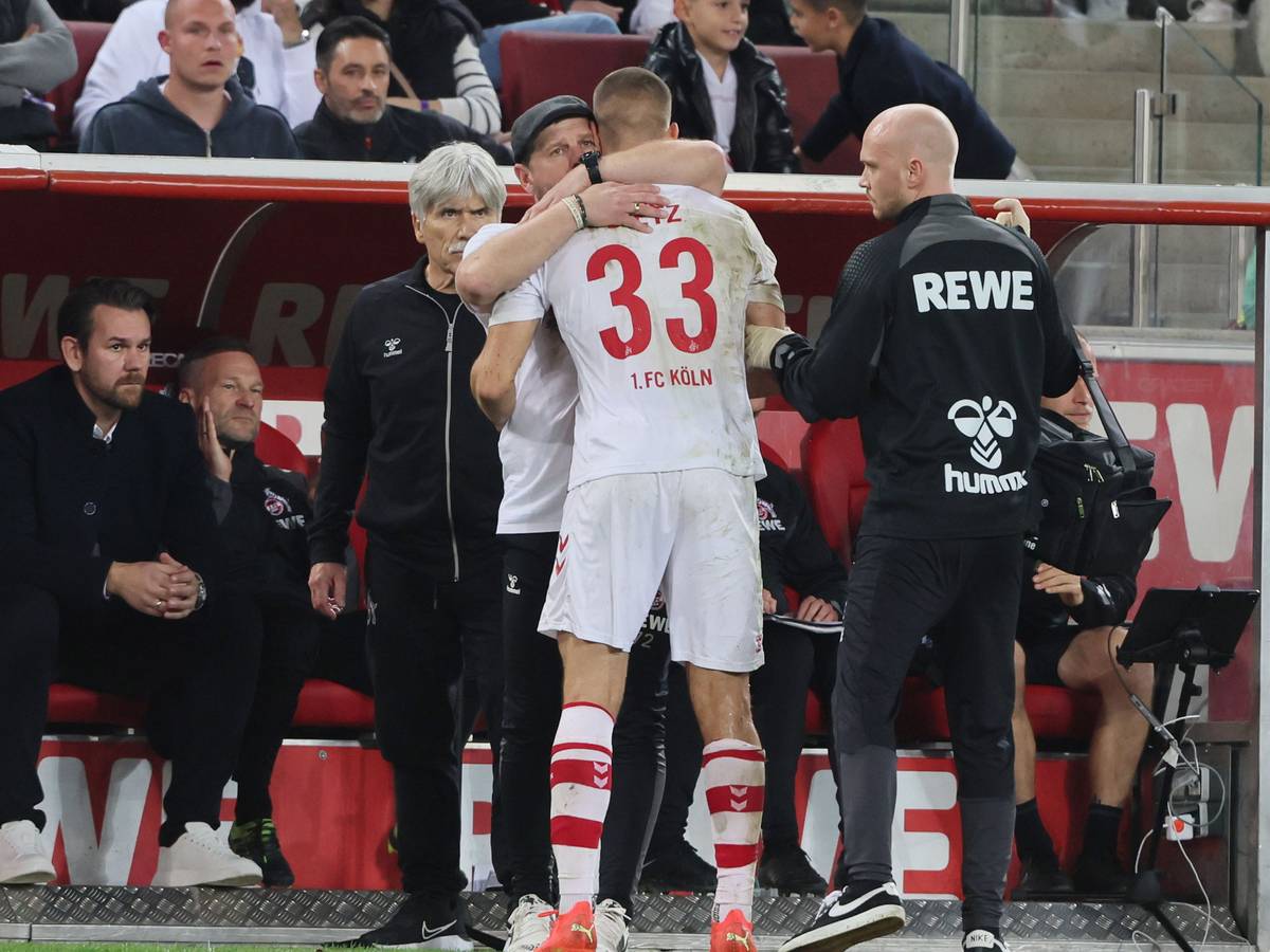 Steffen Baumgart nahm Florian Dietz nach dessen verletzungsbedingter Auswechselung gegen die TSG Hoffenheim am Sonntag (30. Oktober 2022) in die Arme.
