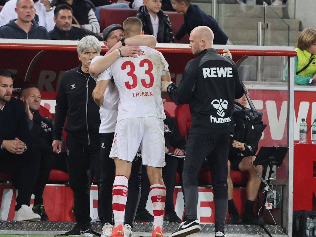 Steffen Baumgart nahm Florian Dietz nach dessen verletzungsbedingter Auswechselung gegen die TSG Hoffenheim am Sonntag (30. Oktober 2022) in die Arme.