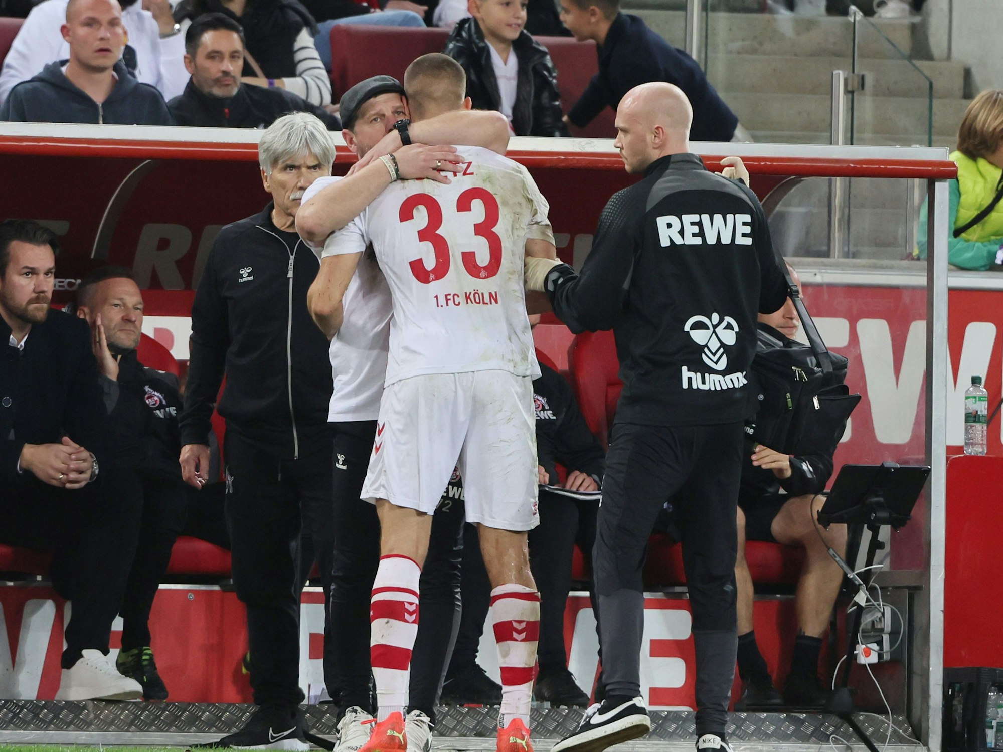Steffen Baumgart nahm Florian Dietz nach dessen verletzungsbedingter Auswechselung gegen die TSG Hoffenheim am Sonntag (30. Oktober 2022) in die Arme.