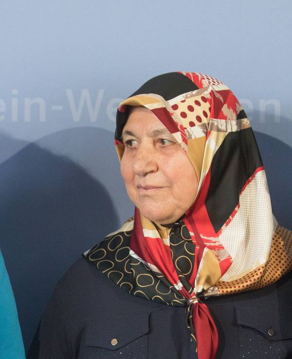 Bundeskanzlerin Angela Merkel (CDU, l) steht neben Mevlüde Genc.