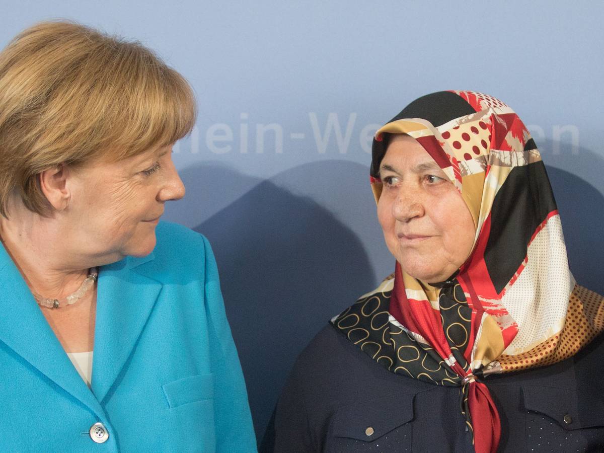 Bundeskanzlerin Angela Merkel (CDU, l) steht neben Mevlüde Genc.