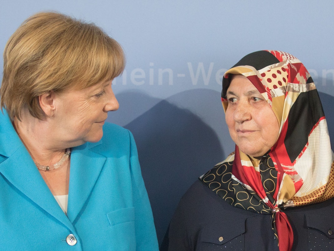 Bundeskanzlerin Angela Merkel (CDU, l) steht neben Mevlüde Genc.