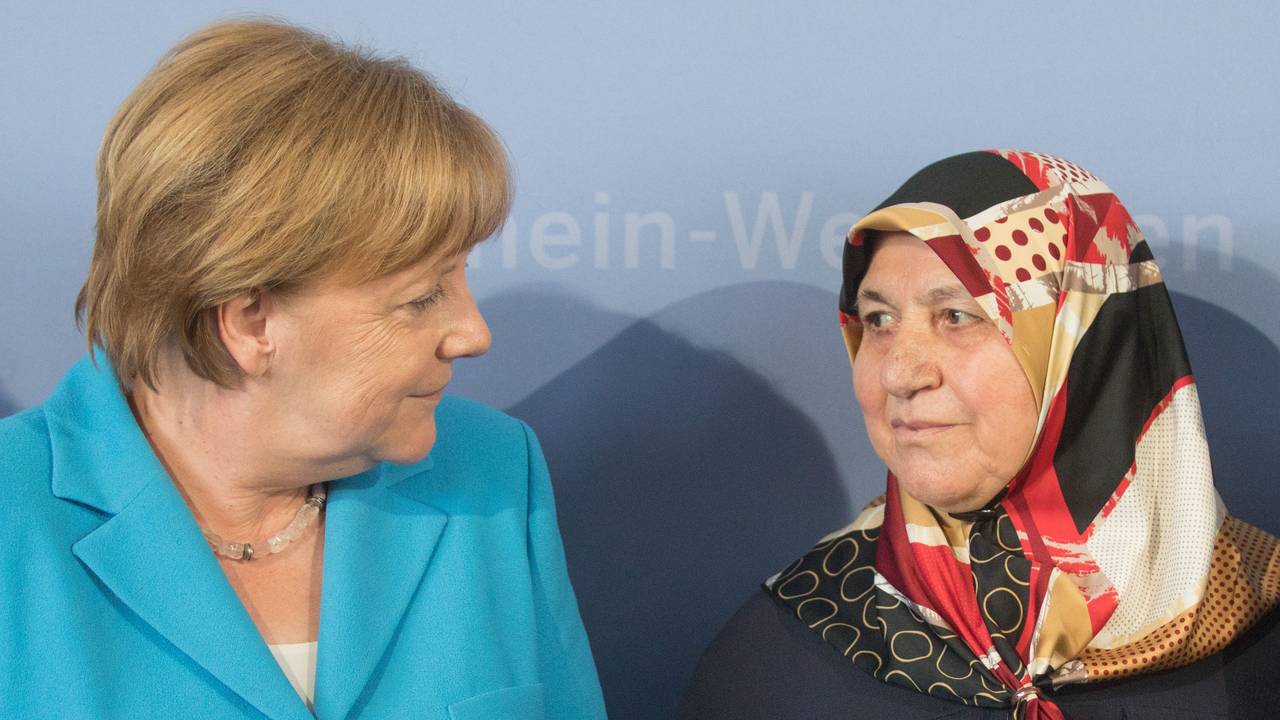 Bundeskanzlerin Angela Merkel (CDU, l) steht neben Mevlüde Genc.