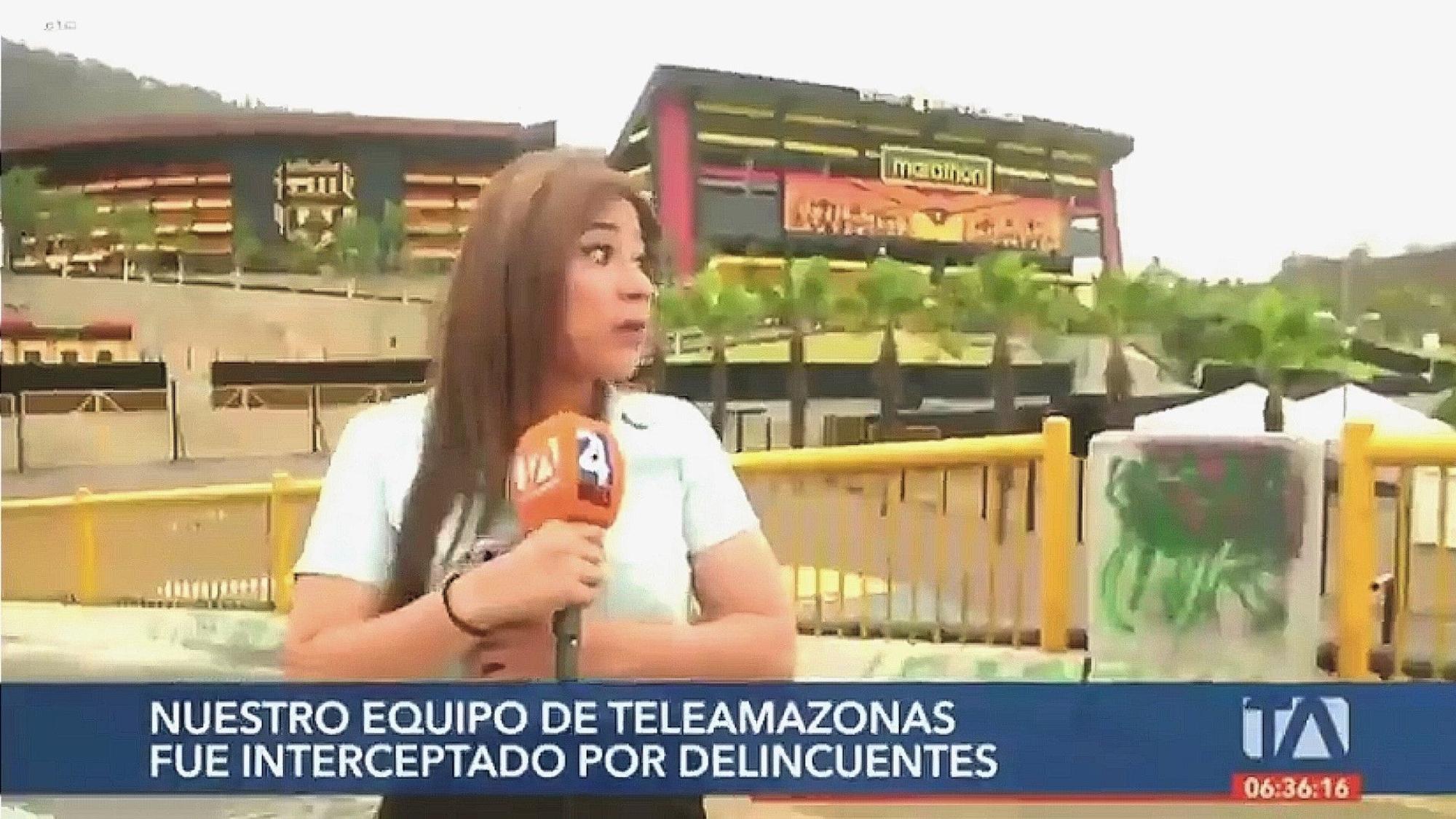 Die TV-Moderatorin Vanessa Robles wird vor laufender TV-Kamera von zwei Männern überfallen. Screenshot des Beitrags beim Sender Teleamazonas.