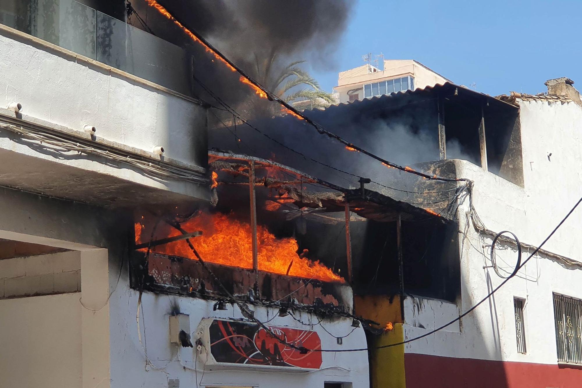 Am 20. Mai 2022 brannte die „Why Not“-Bar in El Arenal lichterloh. Die Terrasse wurde völlig zerstört.