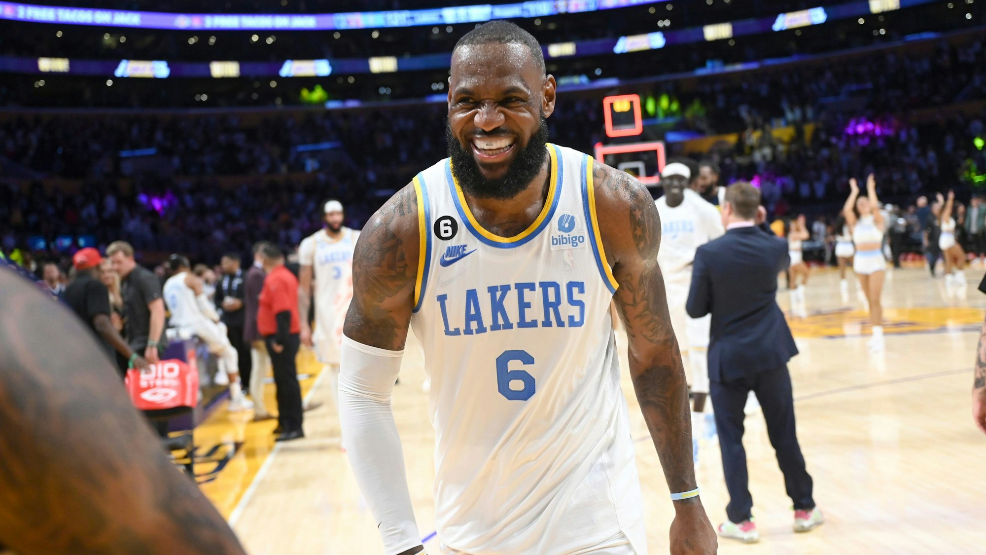LeBron James freut sich über einen Sieg seiner Los Angeles Lakers gegen die Denver Nuggets.