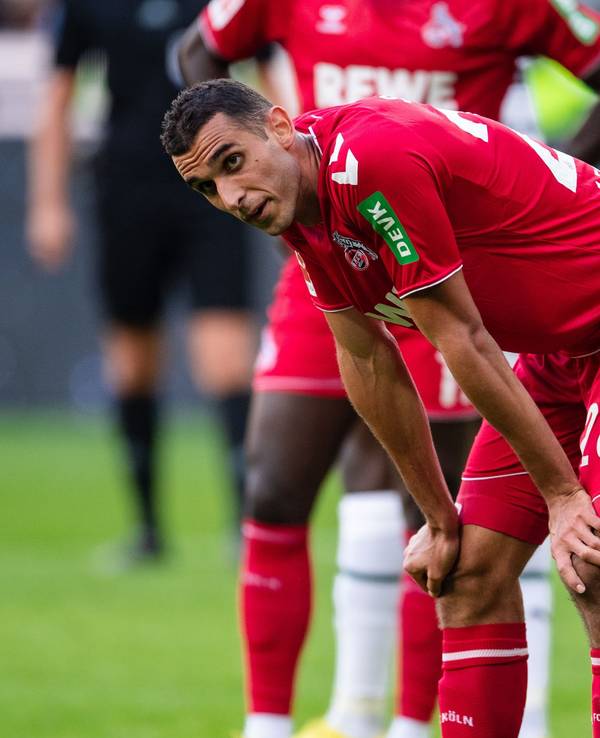 Ellyes Skhiri stützt sich auf seinen Knien auf.