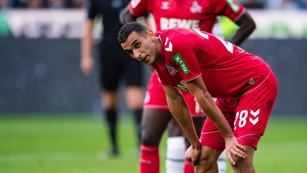 Ellyes Skhiri stützt sich auf seinen Knien auf.