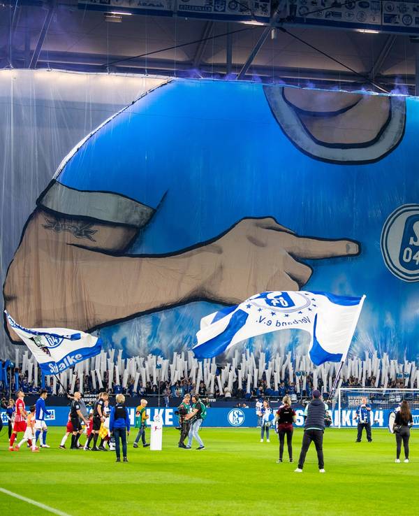 Die Schalker Fans zeigen beim Einmarsch der Mannschaft eine Choreographie.