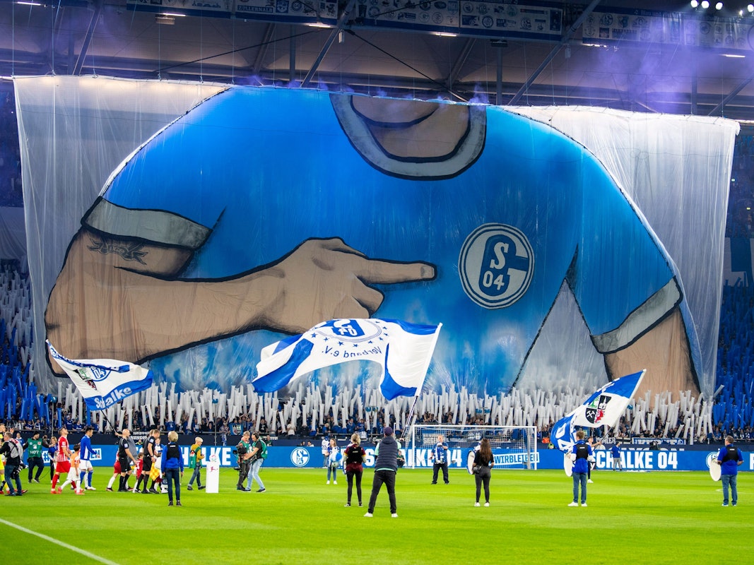Die Schalker Fans zeigen beim Einmarsch der Mannschaft eine Choreographie.