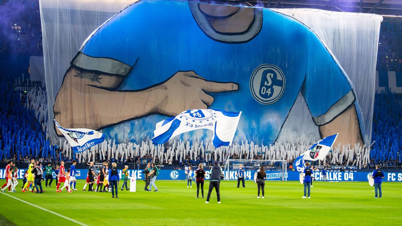 Die Schalker Fans zeigen beim Einmarsch der Mannschaft eine Choreographie.