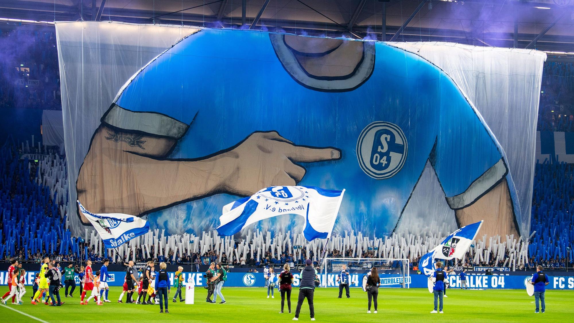 Die Schalker Fans zeigen beim Einmarsch der Mannschaft eine Choreographie.