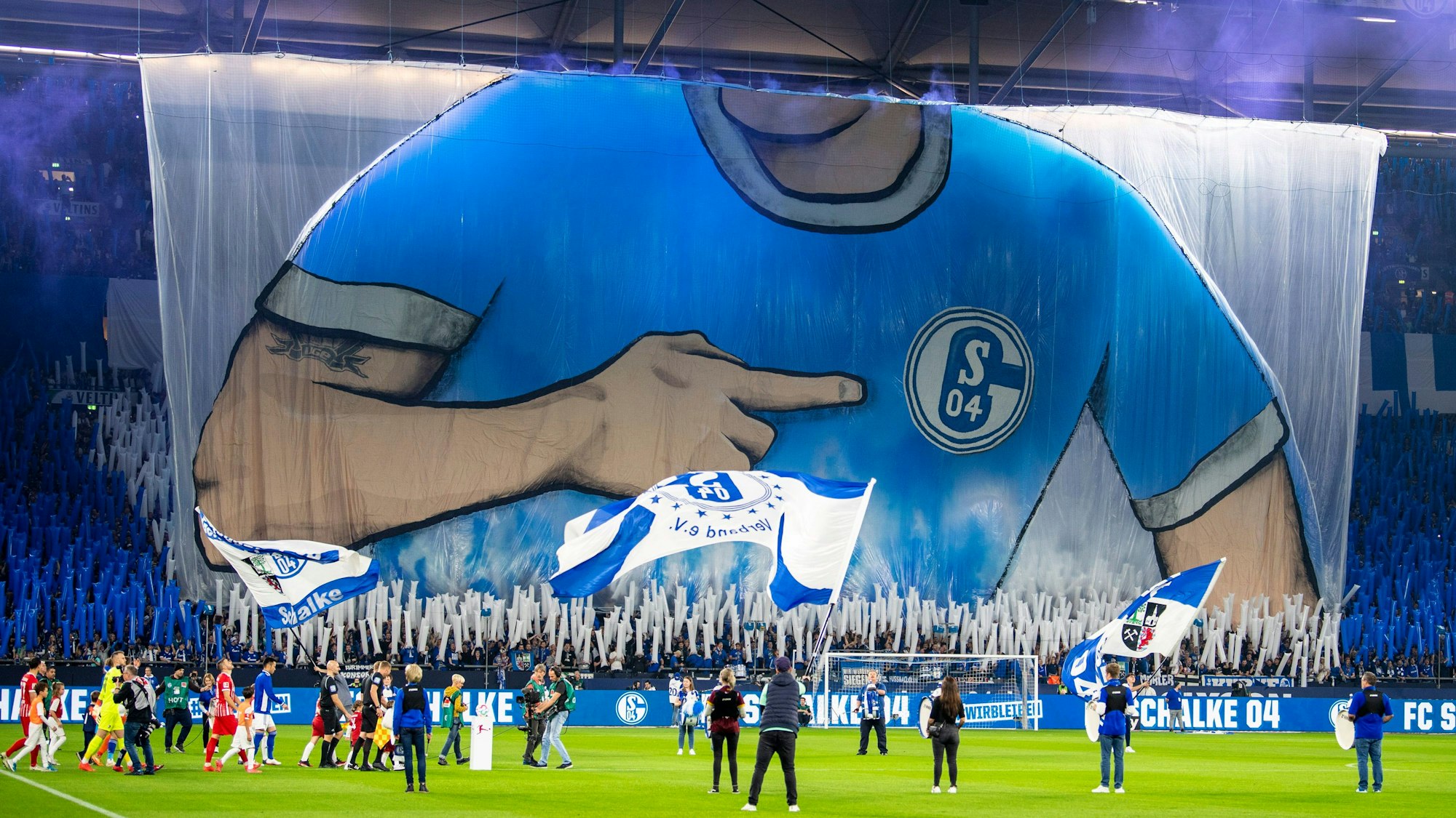 Die Schalker Fans zeigen beim Einmarsch der Mannschaft eine Choreographie.