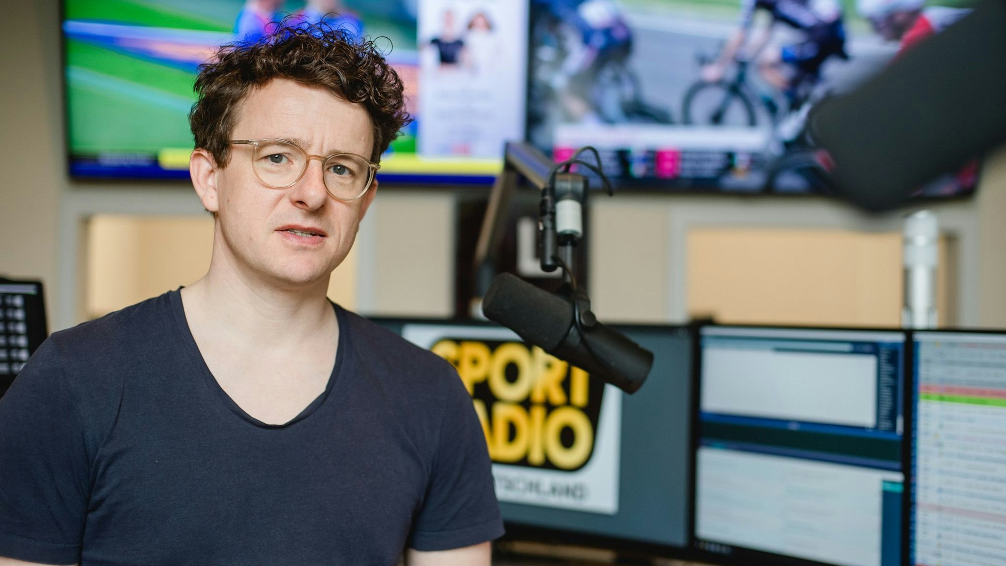 Alexander Fabian, Programm-Chef bei Sportradio Deutschland, am Mikrofon.